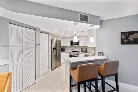 2021 SE 10th Ave #204, Fort Lauderdale, FL 33316