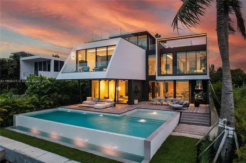 1369 N Venetian Way, Miami Beach, FL 33139