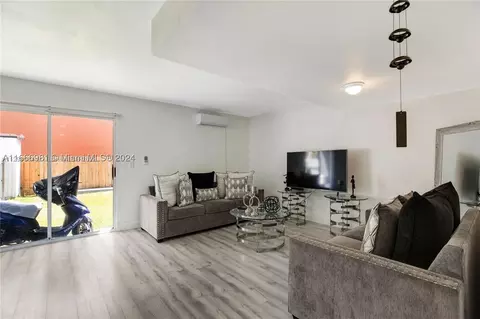 532 NW 11th St, Miami, FL 33136