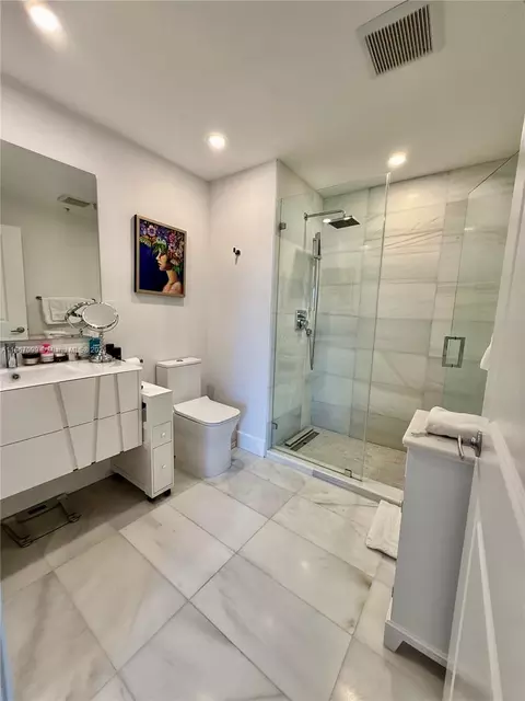 Bath - 10 Aragon Ave #907, Coral Gables, FL 33134 photo 2 of 2