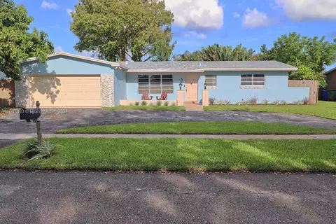 511 NW 93rd Ter, Pembroke Pines, FL 33024