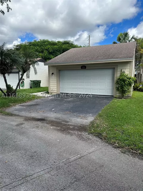 1316 N Quetzal Ct, Homestead, FL 33035