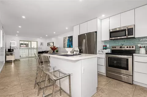 6175 W 20th Ave #214, Hialeah, FL 33012