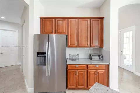 Kitchen - 3917 E Hibiscus St, Weston, FL 33332 photo 3 of 6