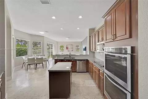 Kitchen - 3917 E Hibiscus St, Weston, FL 33332 photo 4 of 6