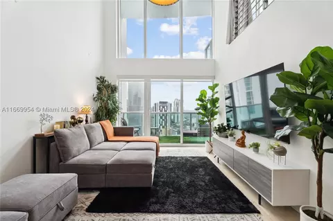 41 SE 5th St #2107, Miami, FL 33131