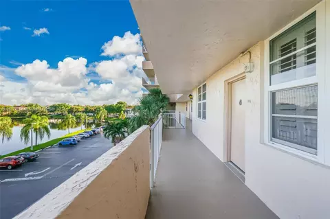 250 Jacaranda Dr #409, Plantation, FL 33324