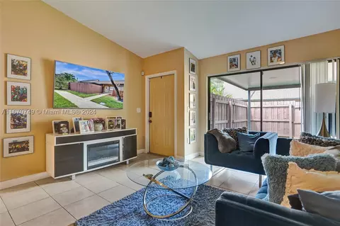 2750 N Nob Hill Rd, Sunrise, FL 33322