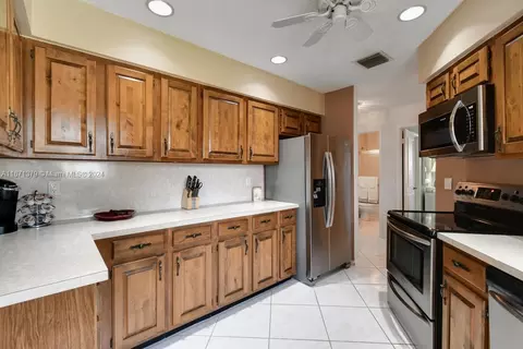 Kitchen - 5169 SE Miles Grant Ter, Stuart, FL 34997 photo 3 of 5