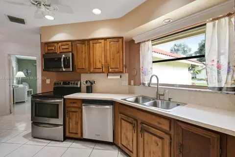 Kitchen - 5169 SE Miles Grant Ter, Stuart, FL 34997 photo 4 of 5