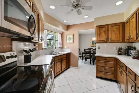 Kitchen - 5169 SE Miles Grant Ter, Stuart, FL 34997 photo 2 of 5
