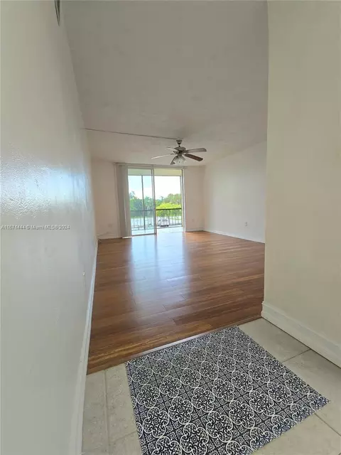 7100 NW 17th St #216, Plantation, FL 33313
