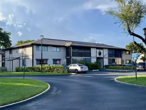 9889 N Belfort Cir #211, Tamarac, FL 33321