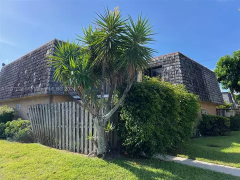 261 Woodland Rd #261, Palm Springs, FL 33461