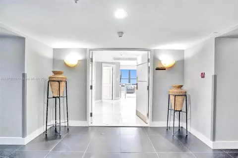 5225 Collins Ave #PH7, Miami Beach, FL 33140