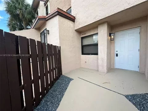 545 W Park Dr #7, Miami, FL 33172