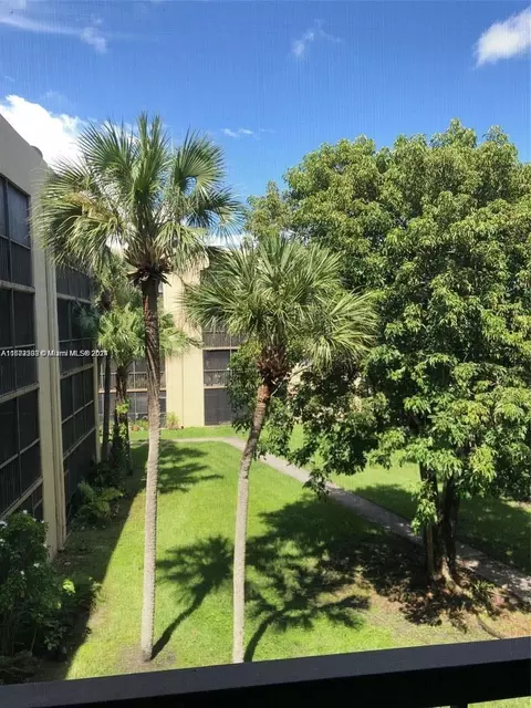 8625 NW 8th St #316, Miami, FL 33126
