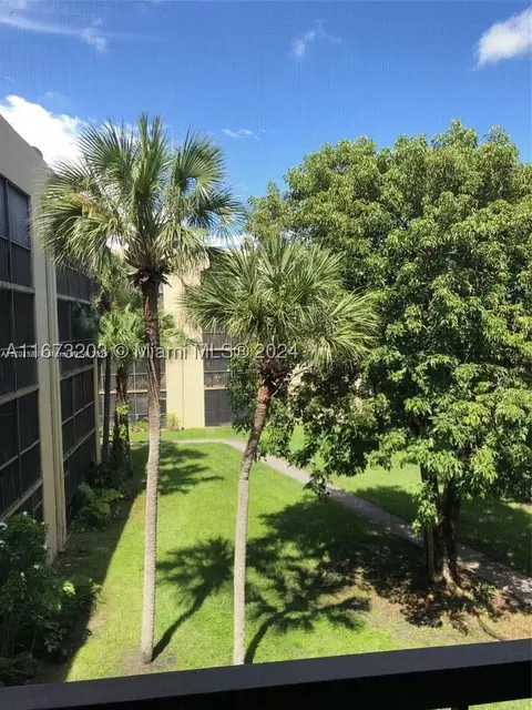 8625 NW 8th St #316, Miami, FL 33126