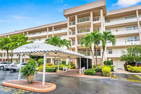3970 Oaks Clubhouse Dr #501, Pompano Beach, FL 33069