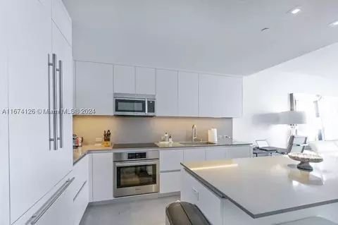 68 SE 6th St #3205, Miami, FL 33131