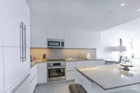 68 SE 6th St #3205, Miami, FL 33131