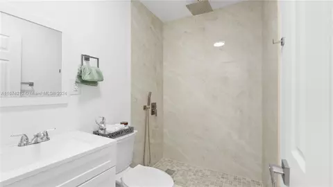 721 NE 4th Pl, Hialeah, FL 33010 photo 11