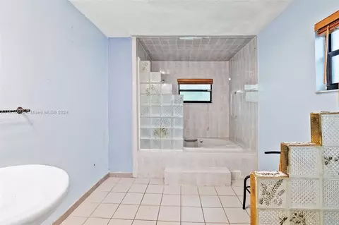 460 Forrest Dr, Miami Springs, FL 33166 photo 4