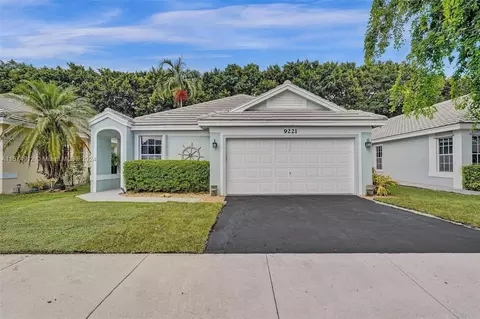 9221 Arborwood Cir, Davie, FL 33328