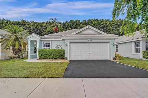 9221 Arborwood Cir, Davie, FL 33328