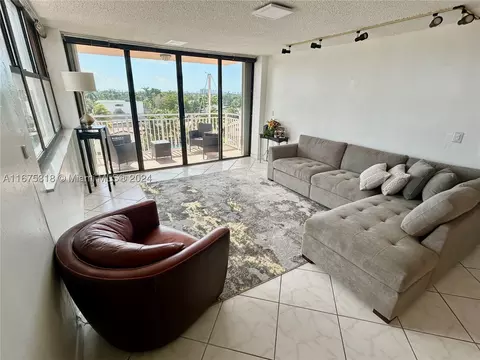 2450 NE 135th St #401, North Miami, FL 33181