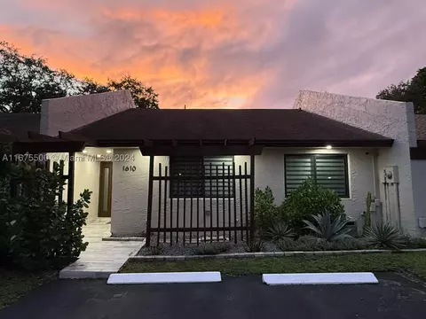 1610 NW 96th Ter, Pembroke Pines, FL 33024