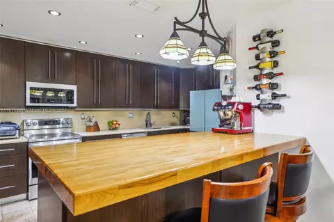 549 Racquet Club Rd #30, Weston, FL 33326