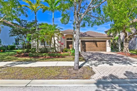 1068 Lavender Cir, Weston, FL 33327