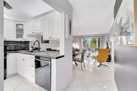 5003 NW 35th St #410, Lauderdale Lakes, FL 33319