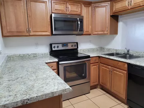 17000 NW 67th Ave #429, Hialeah, FL 33015