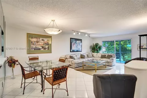 9461 Sunrise Lakes Blvd #307, Sunrise, FL 33322