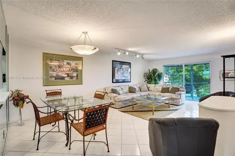 9461 Sunrise Lakes Blvd #307, Sunrise, FL 33322