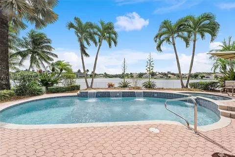 10864 Richmond Pl, Hollywood, FL 33026