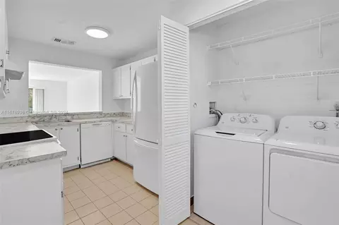 9496 S Palm Cir S #., Pembroke Pines, FL 33025
