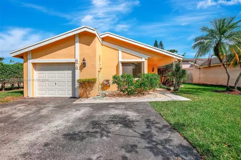 978 NW 89th Ave, Plantation, FL 33324