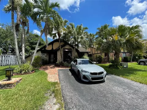 9209 NW 49th Pl, Sunrise, FL 33351