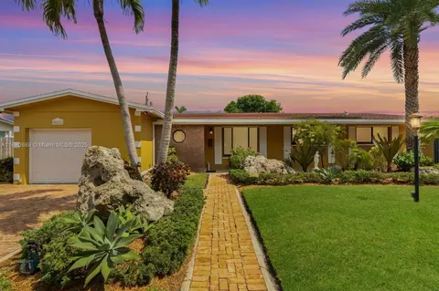 8821 SW 51st St, Miami, FL 33165