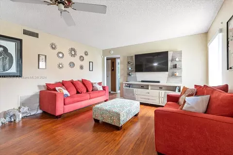 242 Pine Hov Cir #B-2, Greenacres, FL 33463