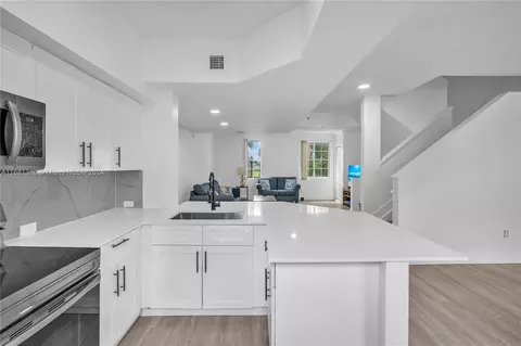2811 NE 185th St #802, Aventura, FL 33180