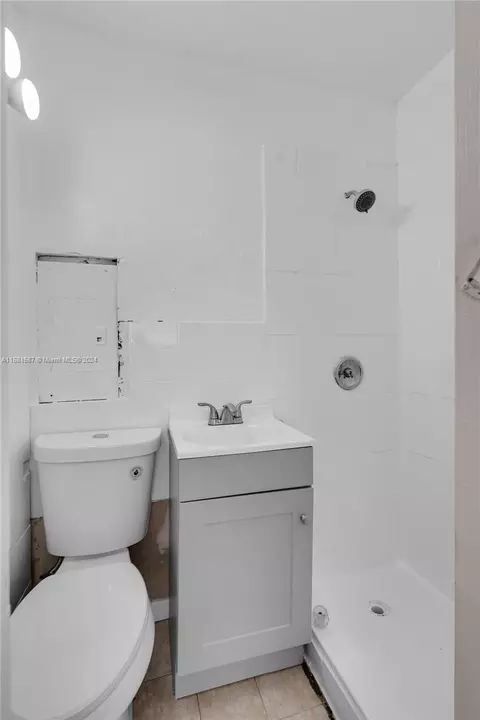 Bath - 1875 W 2nd Ave, Hialeah, FL 33010 photo 2 of 3