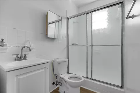 Bath - 1875 W 2nd Ave, Hialeah, FL 33010 photo 3 of 3