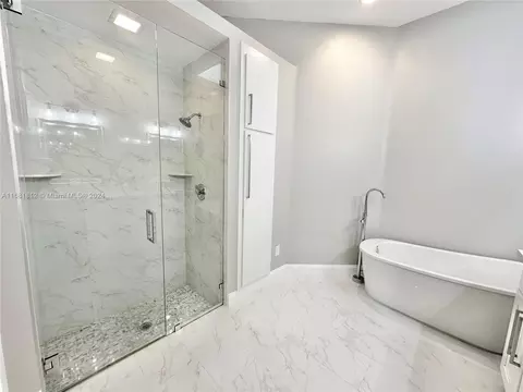 Bath - 135 Hampton Cir, Jupiter, FL 33458 photo 2 of 7
