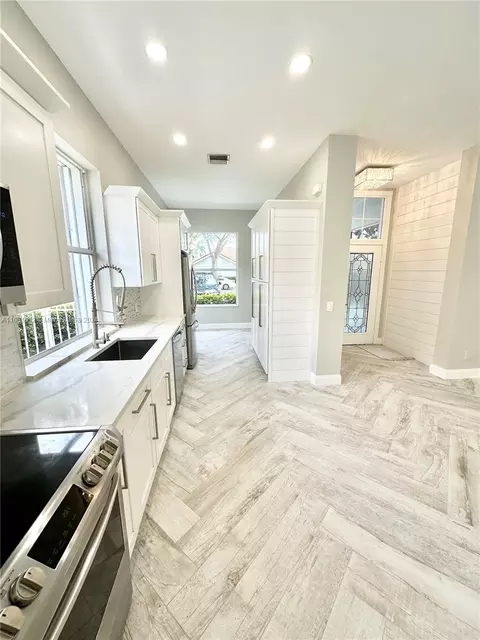 Kitchen - 135 Hampton Cir, Jupiter, FL 33458 photo 3 of 4