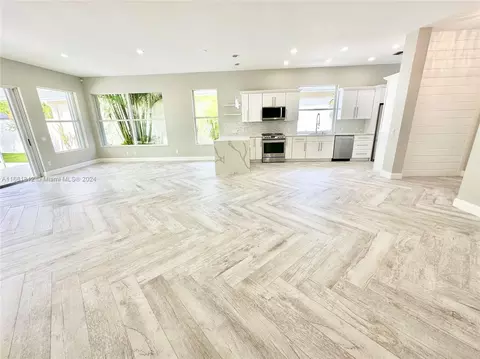 Living - 135 Hampton Cir, Jupiter, FL 33458 photo 2 of 7