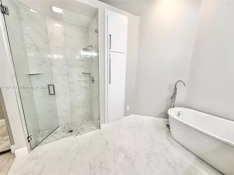 Bath - 135 Hampton Cir, Jupiter, FL 33458 photo 5 of 7